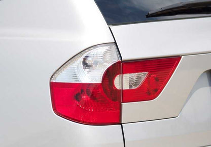 Piloto trasero izquierdo del portón OEM 63213420205 para BMW X3 E83. Original BMW.