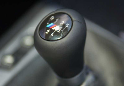Pomo de cambio de marchas en cuero con placa M/5 velocidades OEM 25117896031 para BMW Serie 3 E46. Original BMW.