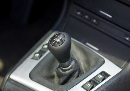 Pomo de cambio de marchas en cuero con placa M/5 velocidades OEM 25117896031 para BMW Serie 3 E46. Original BMW.