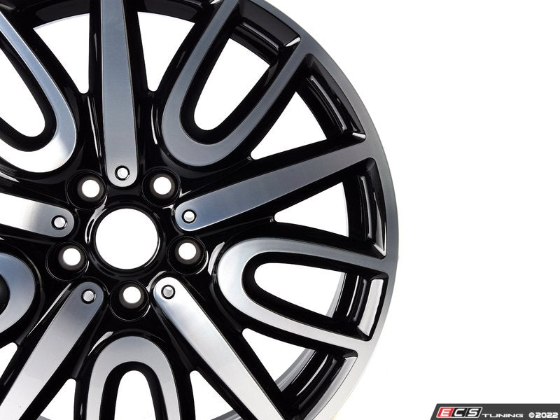 Llanta de aleación ligera 7,5Jx18 ET51 Jet Black Uni OEM 36106875603 para MINI Countryman F60, F60 LCI… y más. Original MINI.