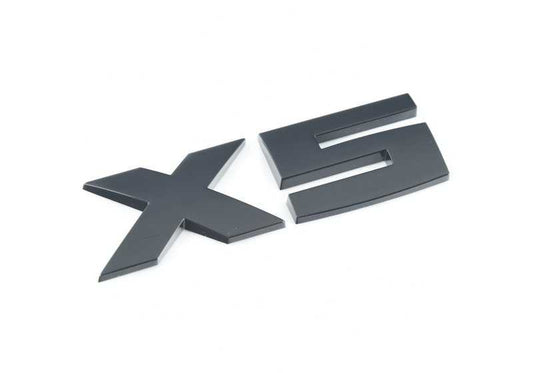 Rear emblem "X5" Bright Black OEM 51142472837 for BMW X5 G05, G05N. Ideal to give a sports and elegant touch to the car trunk. Original BMW.