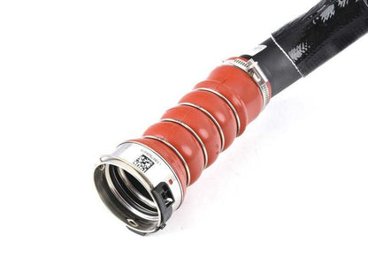 Tubo de admisión de aire OEM 13718675264 para BMW F40, F44, F39, F54, F60. Conduce el aire al motor y mantiene el rendimiento óptimo. Original BMW.