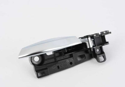 À l'intérieur de la porte d'entrée gauche de Maneta 51219116341 pour BMW F01, F02, F04. BMW d'origine.