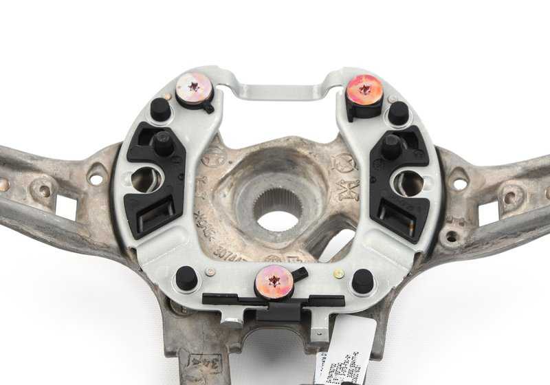 Volante sportivo M in pelle per BMW F87, F87N Series 2, F80, F80N Series 3, F82, F82N, F83, F83N Series 4 (OEM 32307847607). BMW originale