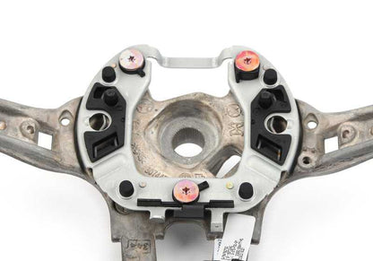 Volante sportivo M in pelle per BMW F87, F87N Series 2, F80, F80N Series 3, F82, F82N, F83, F83N Series 4 (OEM 32307847607). BMW originale