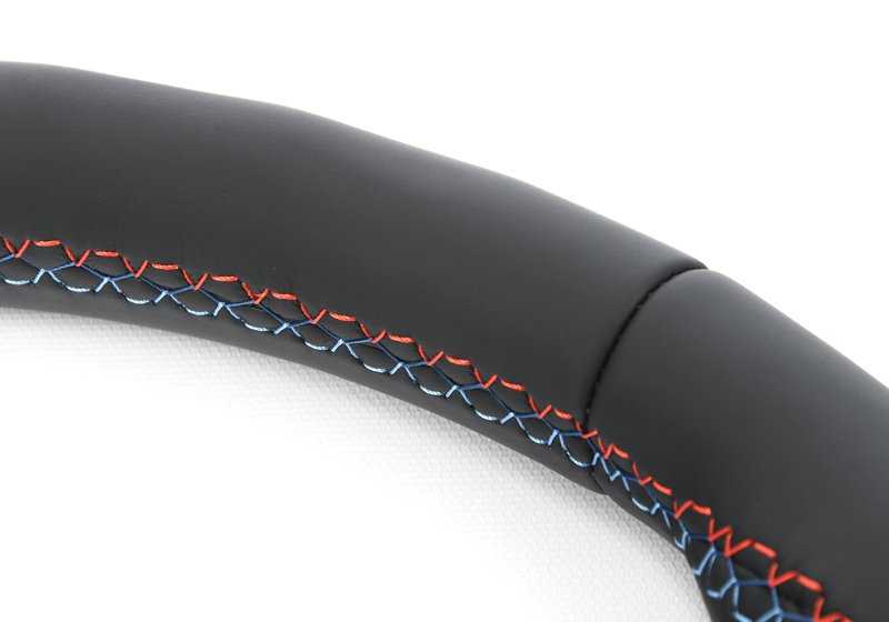 Volante sportivo M in pelle per BMW F87, F87N Series 2, F80, F80N Series 3, F82, F82N, F83, F83N Series 4 (OEM 32307847607). BMW originale