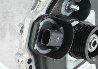 Alternateur réfrigéré à l'eau 12317518221 pour BMW (Modèles compatibles: E60, E61, E63, E64, E65, E66, E67, E70, E71, E72, E83, E85, E86, E87, E90, E91, E92, E93). BMW d'origine.