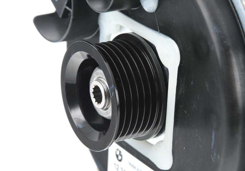 Alternateur réfrigéré à l'eau 12317518221 pour BMW (Modèles compatibles: E60, E61, E63, E64, E65, E66, E67, E70, E71, E72, E83, E85, E86, E87, E90, E91, E92, E93). BMW d'origine.
