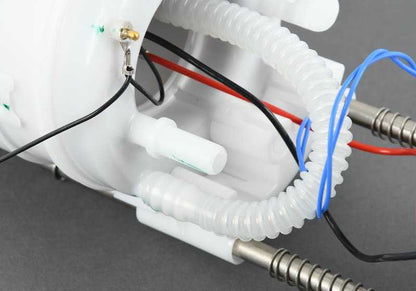Bomba de combustible con filtro OEM 16117195465 para BMW X5 E70 y BMW X6 E71. Con unidad de depósito integrada. Pieza original BMW.