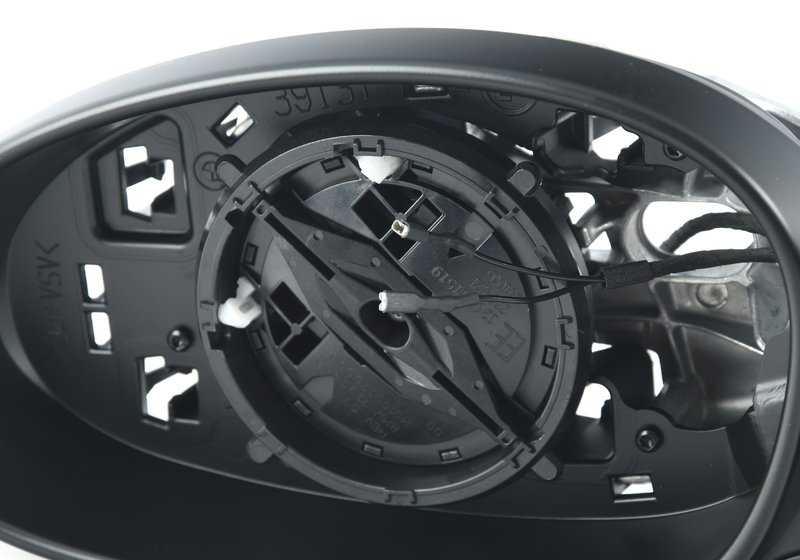 OMEFACTABLE LEFT EXTERNAL REGROVISOR OEM 51167176167 FOR BMW E92 and E93. Original BMW.