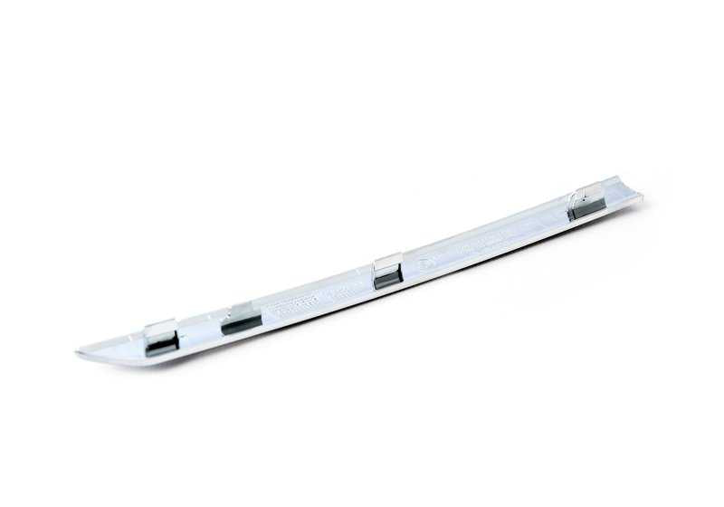 Moldura embellecedora central izquierda OEM 51117296375 para BMW F30 y F31. Original BMW.