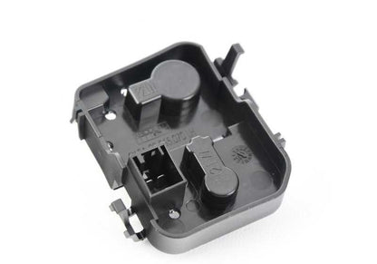 Soporte porta lámparas luz trasera portón izquierdo OEM 63217390233 para BMW F26. Original BMW.