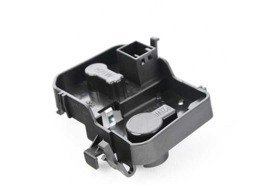 Soporte porta lámparas luz trasera portón izquierdo OEM 63217390233 para BMW F26. Original BMW.