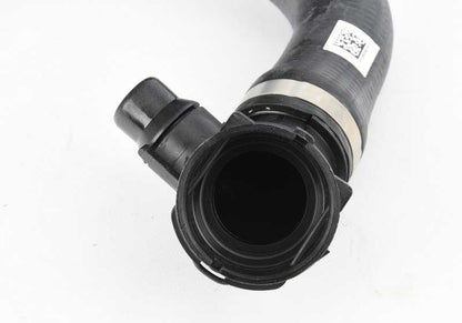 Manguera de radiador a motor OEM 17128662841 para BMW F23, F30, F31, F32, F33, F34, F36. Compatible con versiones M240i, 340i y variantes xDrive. Original BMW.