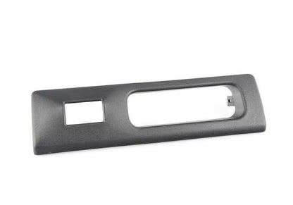 Embellecedor lateral derecho negro OEM 52201951542 para BMW E32. Pieza original BMW. Ideal para restaurar el interior o sustituir parte de la moldura lateral del reposacabezas trasero.