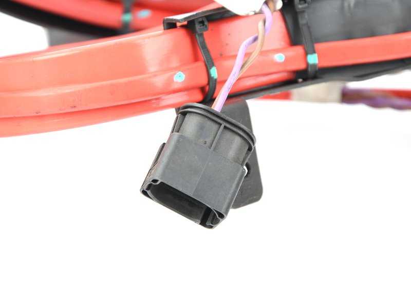 Cable de batería positivo bajo suelo OEM 61129348288 para BMW F10, F10N, F11, F11N, F06. Original BMW.