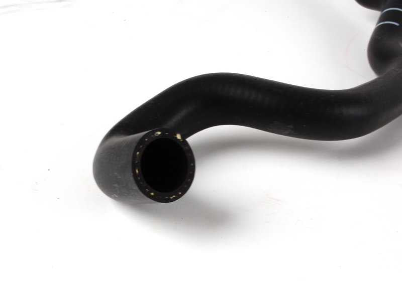 Manguera de retorno OEM 11531744054 para BMW E39 y E38 (520i con motor M52, manual y automático). Original BMW.
