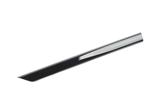 Der **Blendenstab Mitte links** mit der Teilenummer **51117296373** ist ein Original-BMW-Teil und gehört zur Frontverkleidung im Bereich der Zierelemente – spezifisch für die **BMW 3er-Modelle F30 und F31**. Die Kennzeichnung *"Sport / ACC"* weis