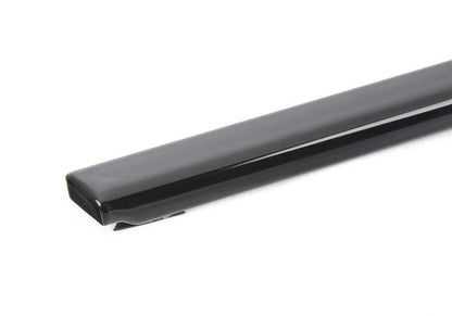 Moldura exterior trasera izquierda en negro brillante OEM 51222427419 para BMW E39 520d, 520i (todos los modelos detallados). Original BMW.
