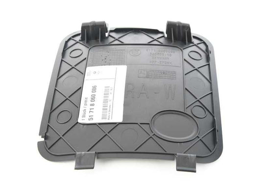 Tapa derecha acceso cambio bombilla OEM 51718060086 para BMW F90 y F90N. Pieza original BMW.