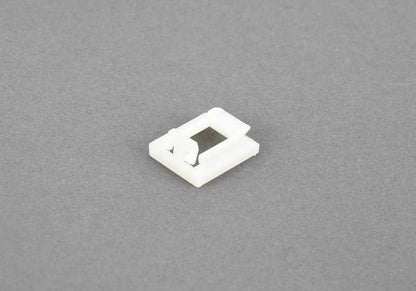 Clip respaldo asiento OEM 52109157195 para BMW E60, E60N, E61, E61N, F10, F11, F18, F01, F02, F04. Pieza original BMW.