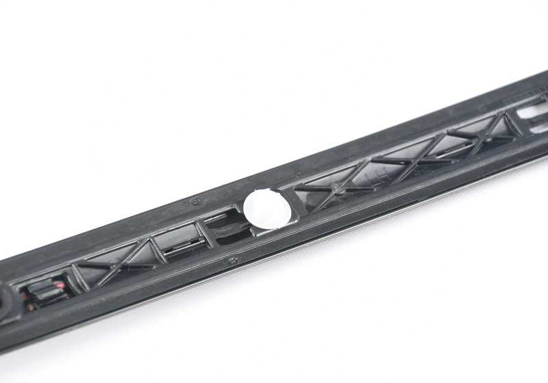 Moldura puerta izquierda inferior negro cromo OEM 51137397869 para BMW G12 (Serie 7: 725Ld, 730Ld, 730Ld xDrive). Original BMW.