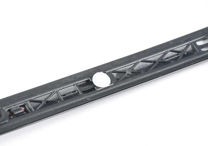 Moldura puerta izquierda inferior negro cromo OEM 51137397869 para BMW G12 (Serie 7: 725Ld, 730Ld, 730Ld xDrive). Original BMW.