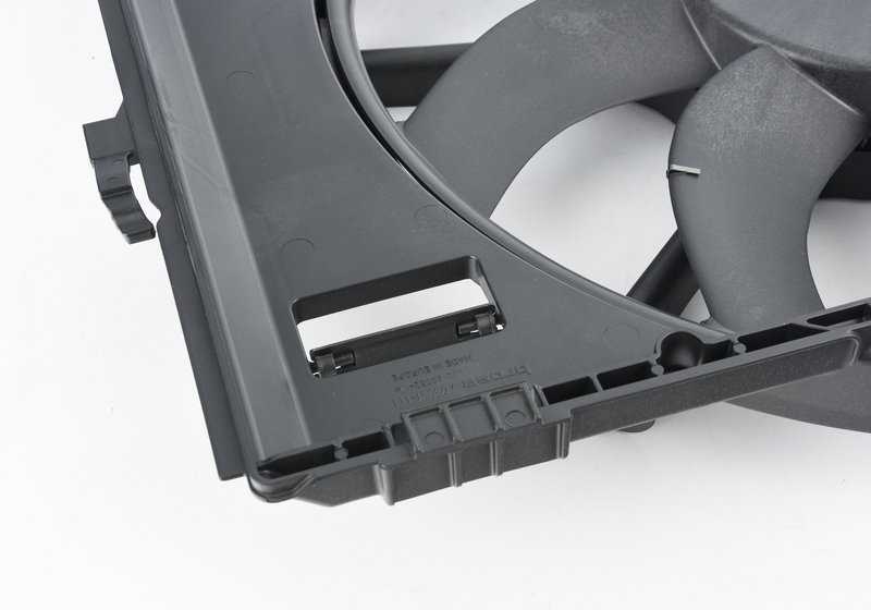 Alloggiamento dei fan con Fan OEM 17112283621 per BMW E90, E91, E92, E93. BMW originale.