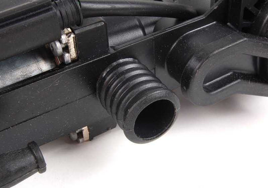 Wasserventil mit zusätzlicher Wasserpumpe für die BMW 7 E38 -Serie (OEM 64118368462). Original BMW