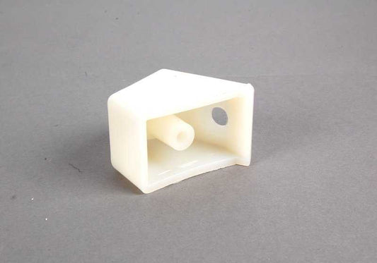 Adaptador intermedio OEM 51181839914 para BMW E24. Pieza original BMW para montaje en paragolpes delantero.