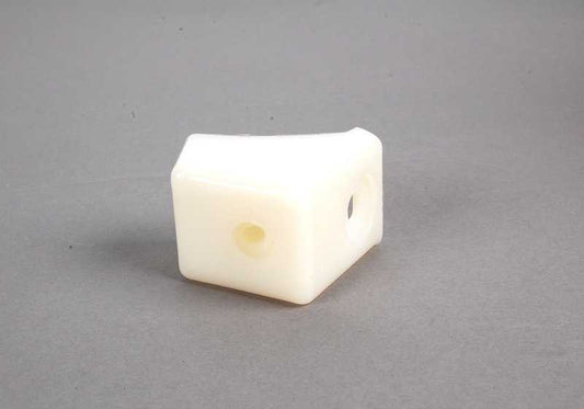 Adaptador intermedio OEM 51181839914 para BMW E24. Pieza original BMW para montaje en paragolpes delantero.