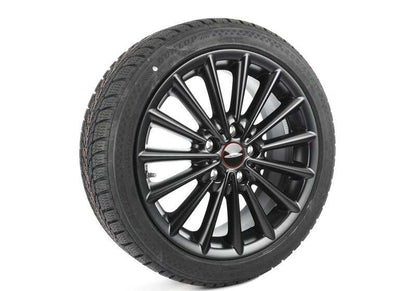 Rueda completa de invierno JCW Multi Spoke 505 negra mate 17" con neumático 205/45R17 88V OEM 36112461642 para MINI F55, F56, F57, F56 BEV… y más. Original MINI.