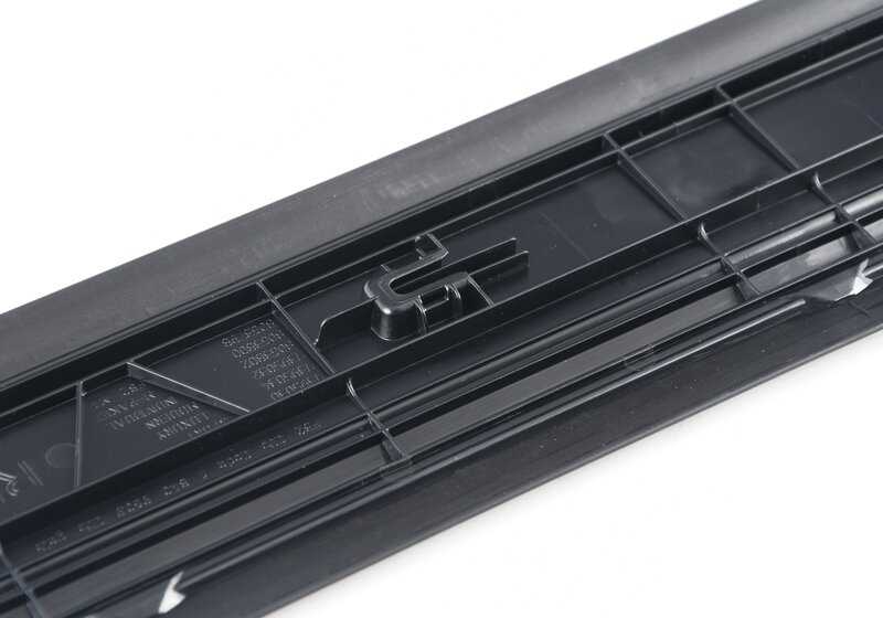 Protector de umbral entrada M Performance carbono OEM 51472460362 para BMW F32 (418d, 418i) desde 2015 hasta 2020. Mejora el diseño deportivo con inserción de carbono. Original BMW.