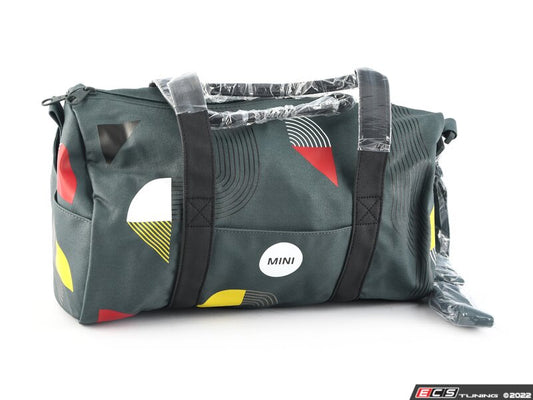 Borsa da viaggio MINI Graphic colore Salvia/multicolor OEM 80225A51685, con tracolla staccabile e cerniera bidirezionale idrorepellente. MINI originale.