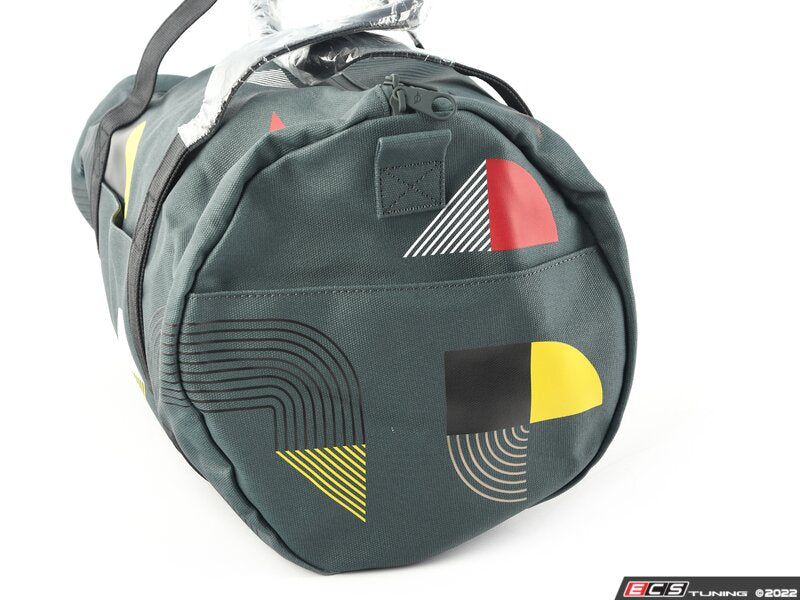 MINI Graphic Reisetasche, Farbe Salbei/Mehrfarbig OEM 80225A51685, mit abnehmbarem Schultergurt und wasserabweisendem Zwei-Wege-Reißverschluss. Originaler MINI.