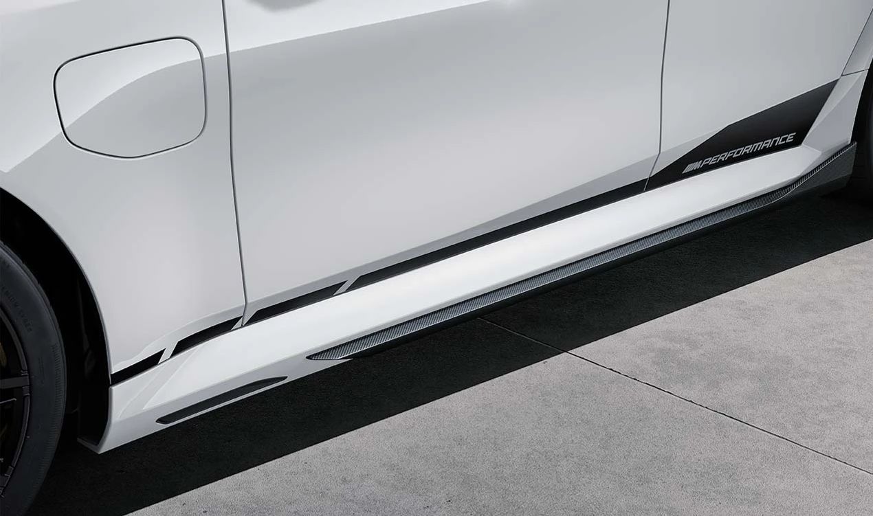 Vinyl M decorativo laterale Performance opaco OEM Nero 82145B4CB34 per la BMW 3 G20 e la serie G21. Evidenzia il design sportivo dell'auto con linee parallele e l logo per le prestazioni. BMW originale.