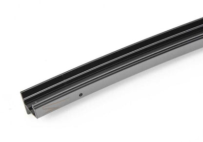 Embellecedor guía de ventana derecha OEM 51357289658 para BMW F15, F85. Color negro brillante. Original BMW.
