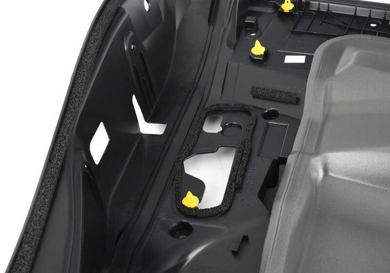 Embellecedor interior puerta delantera derecha OEM 51417303638 para BMW i3 I01 (60Ah, 94Ah, 120Ah y REX). Compatible con modelos desde 2013 hasta 2022. Recambio original BMW.