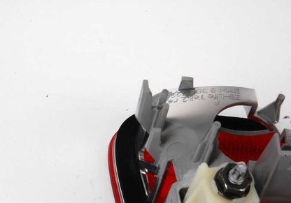 Luz trasera en tapa del maletero derecha OEM 63218364728 para BMW Serie 3 E46 (316i, 318i... y más). Original BMW.
