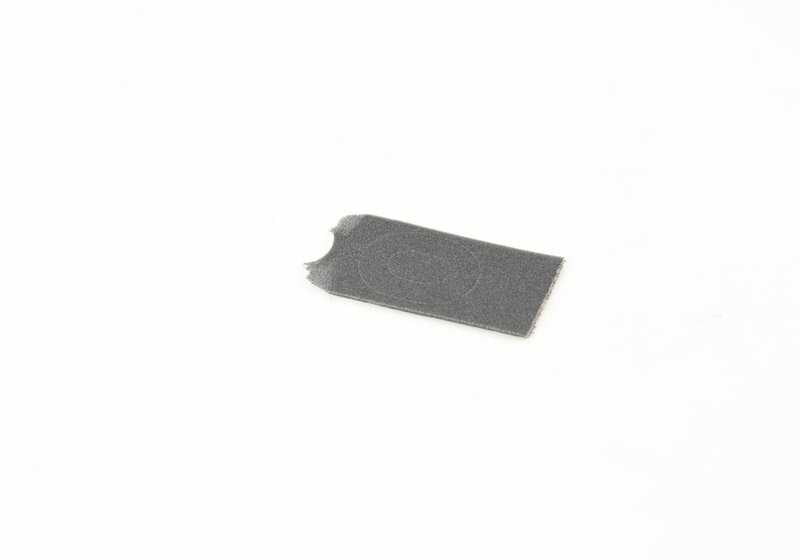 Placa de borracha OEM 51131904479 para BMW E30 e E23. Compatível com molduras de calha e embelezamento externo. BMW original.