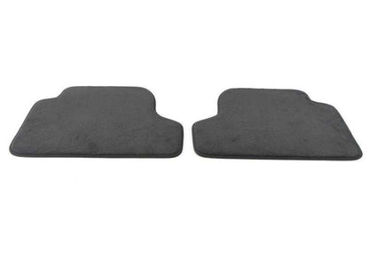 Juego de alfombrillas traseras OEM 51477910608 en color antracita para BMW Serie 4 {F32, F32N, F82, F82N}. Accesorio original BMW.