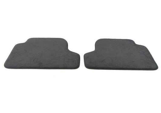 Juego de alfombrillas traseras OEM 51477910608 en color antracita para BMW Serie 4 {F32, F32N, F82, F82N}. Accesorio original BMW.