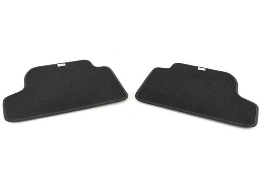 Juego de alfombrillas traseras OEM 51477910608 en color antracita para BMW Serie 4 {F32, F32N, F82, F82N}. Accesorio original BMW.