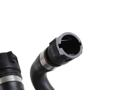 Manguera de refrigerante OEM 17127508038 para BMW Serie 7 {E65, E66}. Repuesto original BMW.