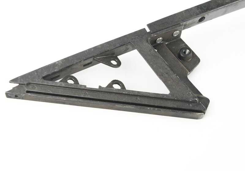 Guía delantera izquierda OEM 51321849207 para BMW E23. Original BMW.