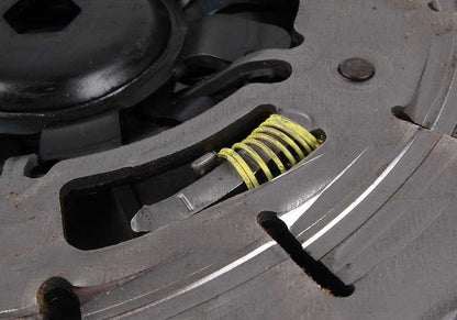 Kit de embrague completo OEM 21207587368 para BMW E82, E88, E90, E91, E92, E93, E60, E61, E85, E89. Incluye disco y prensa. Para modelos con motor N52K. Original BMW.