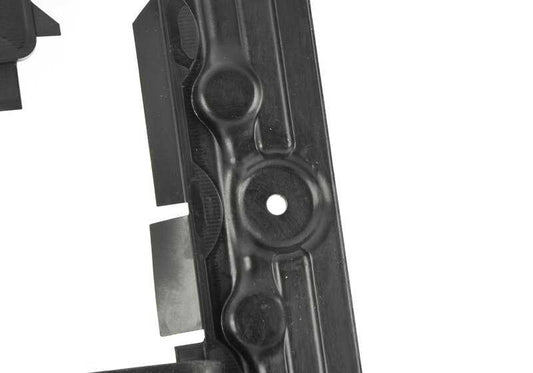 Tampa do motor OEM inferior 51758060098 para competição BMW F91, F92, F93 M8. Peça original da BMW.