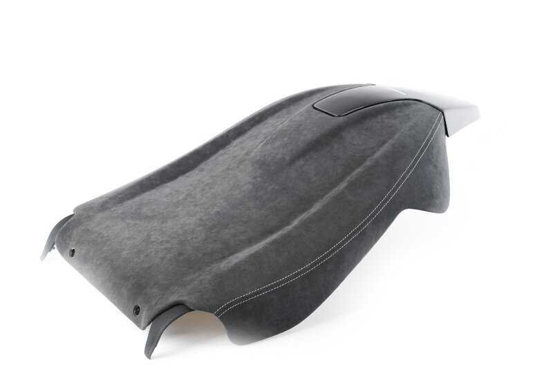 Respaldo asiento M Performance OEM 52105A40304 para BMW G20 {316d, 318d}. Acabado en carbono brillante y Alcantara. Mejora estética interior con estilo deportivo. Original BMW.