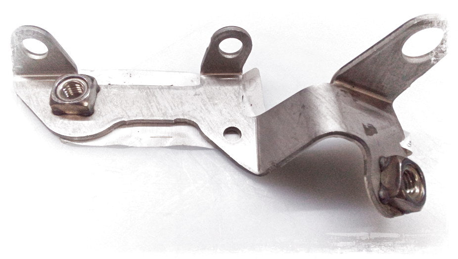 Soporte del catalizador cercano al motor OEM 18207787599 para BMW E46 318d, 318td, 320Cd. Original BMW.