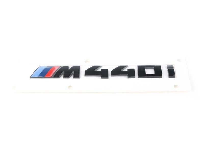 Emblema trasero "M440i" OEM 51142472852 en negro brillante para BMW G22 4 Series Coupé. Aporta un toque deportivo y elegante. Compatible con todos los modelos G22. Original BMW.